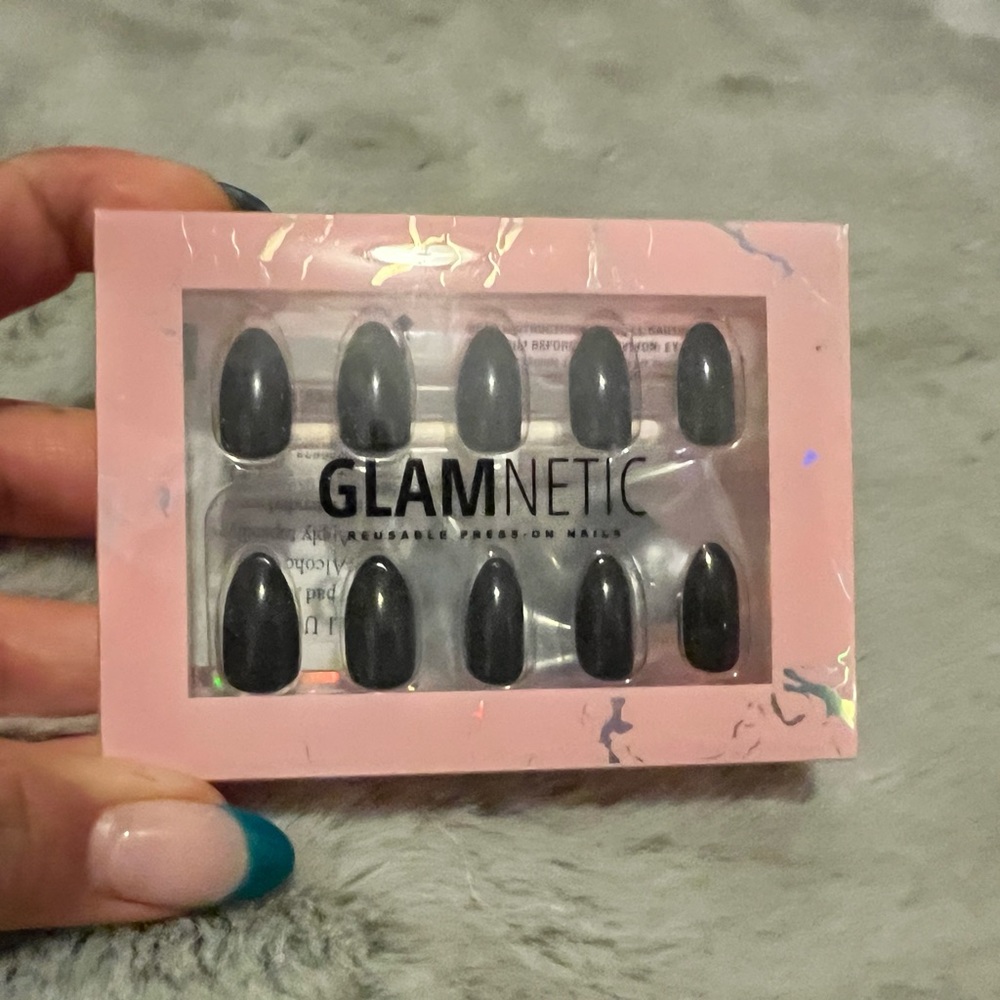 Glamnetic press-on nails in black